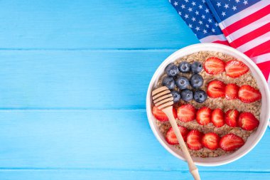 Amerikan vatansever kahvaltı yulaf ezmesi. Yulaf ezmesi böğürtlen desenli Amerikan Bayrağı Günü fikri, 4 Temmuz 'da sağlıklı bir tatil kahvaltısı.