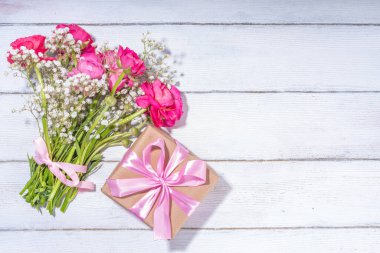 Bir buket güzel ranunculus çiçeğiyle basit bir bahar tatili tebrik kartı geçmişi. Tatil hediyesi, doğum günü, düğün, anneler günü, sevgililer günü, kadınlar günü. Çiçek düzenlemesi