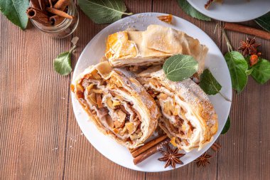 Karamelli elmalı, kuru üzümlü, fındıklı, ballı, tarçınlı, elmalı turta.