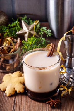 Zencefilli beyaz Rus Noel kokteyli, tatlı zencefilli kek şurubu, kahve likörü, baharat ve tatlı krema, viski bardağında.