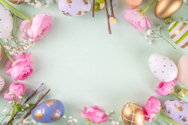 Paskalya yuvaları ve bahar çiçekli yumurtalar, Mutlu Paskalya bayramı tebrik kartları açık yeşil bahar arka planında yatıyordu, üst görünüm kopyalama alanı