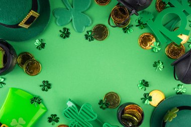 Shamrock Aziz Patrick 'in geçmişi, Aziz Patrick' in tatil evi parti aksesuarları, dekor, altın sikkeler, leprikon şapkası, gözlük, şanslı at nalı, yeşil arka planda konfeti ile yatıyordu.