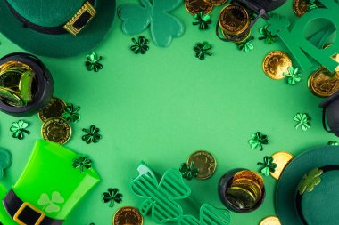 Shamrock Aziz Patrick 'in geçmişi, Aziz Patrick' in tatil evi parti aksesuarları, dekor, altın sikkeler, leprikon şapkası, gözlük, şanslı at nalı, yeşil arka planda konfeti ile yatıyordu.