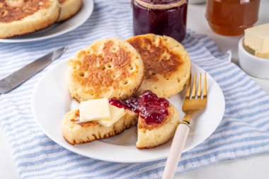Geleneksel İngiliz tavası kahvaltıda kızarmış hamur tatlısı, İngiltere 'de popüler, İngiltere krepleri. Eriyen tereyağı ve reçelli tatlı çörekler.