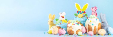 Parlak renkli Paskalya pastaları, pastalar ve yumurta tebrik kartı arka planı fotokopi alanı, Paskalya yemeği konsepti, tatlı ikramlar, Paskalya partisi, bahar pişirme adil daveti