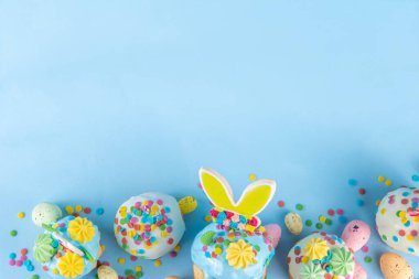 Parlak renkli Paskalya pastaları, pastalar ve yumurta tebrik kartı arka planı fotokopi alanı, Paskalya yemeği konsepti, tatlı ikramlar, Paskalya partisi, bahar pişirme adil daveti