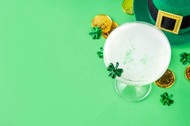 Patrick Day içki menüsü, parti davetiyesi, yonca, yeşil şeker parçacıkları ile süslenmiş altın yeşil kokteyl, Aziz Patrick Günü kutlamaları için, şenlikli dekorlar ve bar malzemeleriyle
