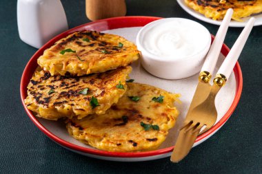 Vejetaryen konforlu yemekler, patates krepleri. Geleneksel Avrupa sebze yemeği, patates kızartması, pirzola, latke (gözleme, esrar veya patates vada) ve ekşi krema