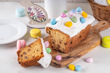 Paskalya pastası badem ezmesi desenli ve çikolatalı yumurta üstüne de bayram süslemeli masa, kopyalama alanı.
