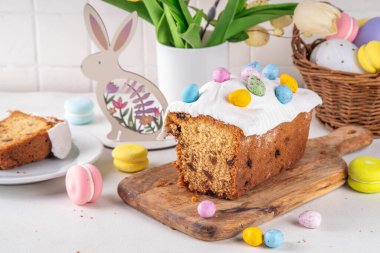 Paskalya pastası badem ezmesi desenli ve çikolatalı yumurta üstüne de bayram süslemeli masa, kopyalama alanı.