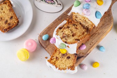 Paskalya pastası badem ezmesi desenli ve çikolatalı yumurta üstüne de bayram süslemeli masa, kopyalama alanı.