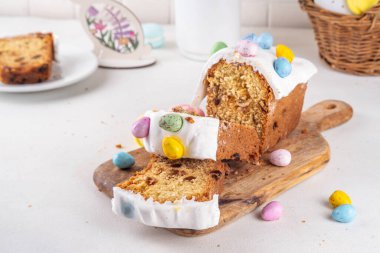 Paskalya pastası badem ezmesi desenli ve çikolatalı yumurta üstüne de bayram süslemeli masa, kopyalama alanı.