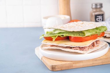 Ton balığı, peynir, marul ve sebzeli leziz matza sandviçi. Hamursuz Bayramı için viral kulüp sandviçi. Yemek fikirleri ve Yahudi Pesach tatili tarifi