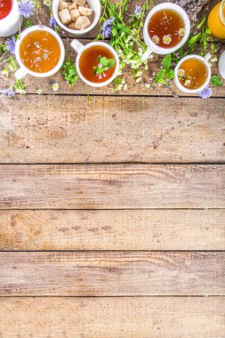 Farklı bitkisel çay seti. Çeşitli fincanlar, organik bitki çayı, papatya çayı, hindiba, nane şekeri, lavanta. Organik doğal içecek konsepti. Sağlık ve dokunulmazlık içecekleri