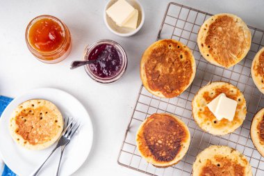 Geleneksel İngiliz tavası kahvaltıda kızarmış hamur tatlısı, İngiltere 'de popüler, İngiltere krepleri. Eriyen tereyağı ve reçelli tatlı çörekler.