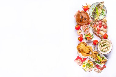 Geleneksel Çin Yeni Yıl yemeği masası, parti davetiyesi, menü geçmişi domuz eti, kızarmış balık, tavuk, pirinç köftesi, mantı, fal kurabiyesi, nian gao keki, erişte, Çin dekorasyonu.