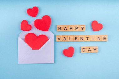 Sevgililer Günü arkaplanı, harflerle Mutlu Sevgililer Günü, kalp ve zarf, parlak arkaplan, üst görünüm kopya alanı, Sevgililer Günü tebrik kartı, davetiye ya da menü geçmişi