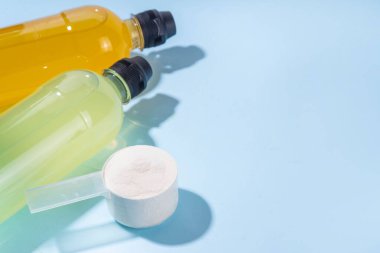 Protein suyu, protein hedefine ulaşmak için son derece sağlıklı içecek, sağlıklı su. Sağlıklı yaşam tarzı için şişelerde düşük kalorili içecekler.