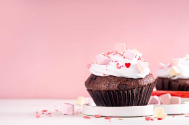 Sevgililer günü leziz çifte çikolatalı kekler krema, kalp şeklinde lokum ve şeker parçacıkları ile ikram edilir.