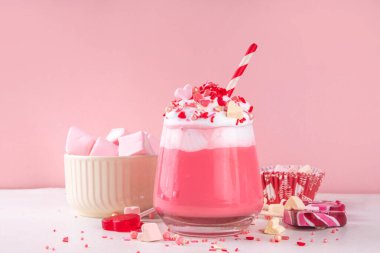 Sevgililer günü pembe çikolatası ya da milkshake, lezzetli kırmızı kadife, ya da çilekli tatlı çikolata, bol kremalı süt protein karışımı, kalp şeklinde marşmelov ve şeker parçacıkları.