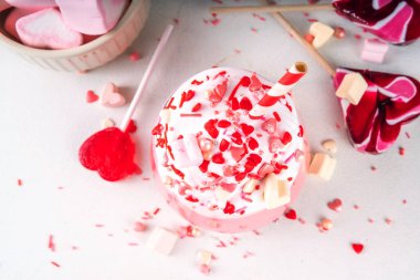 Sevgililer günü pembe çikolatası ya da milkshake, lezzetli kırmızı kadife, ya da çilekli tatlı çikolata, bol kremalı süt protein karışımı, kalp şeklinde marşmelov ve şeker parçacıkları.