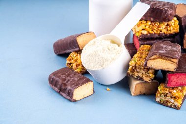Çeşitli enerji protein çubukları. Protein ve abur cuburların farklı tadı, protein proteini ve toz kepçesiyle