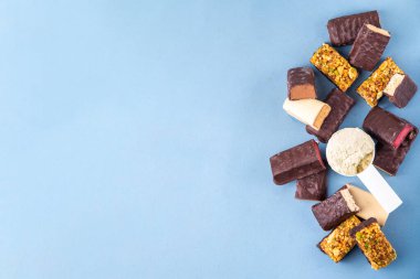 Çeşitli enerji protein çubukları. Protein ve abur cuburların farklı tadı, protein proteini ve toz kepçesiyle
