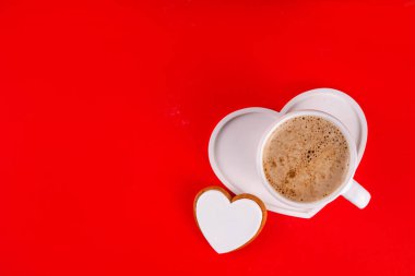 Sevgililer Günü arkaplanı samimi romantik atmosfer, çikolatalar, kurabiyeler, kalp şeklinde kahve fincanı, üst görünüm fotokopi alanı