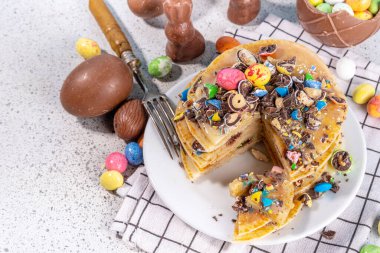 Paskalya için çocukların komik şirin kahvaltısı. Amerikan gözlemeleri, çikolatalı kızarmış hamur kekleri, çikolatalı yumurtalar, marşmelovlar, üzerine çikolata parçacıklı şeker serpiştirilmiş dekorlar.