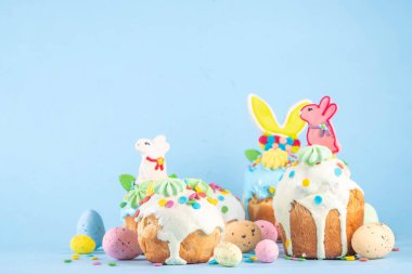 Parlak renkli Paskalya pastaları, pastalar ve yumurta tebrik kartı arka planı fotokopi alanı, Paskalya yemeği konsepti, tatlı ikramlar, Paskalya partisi, bahar pişirme adil daveti