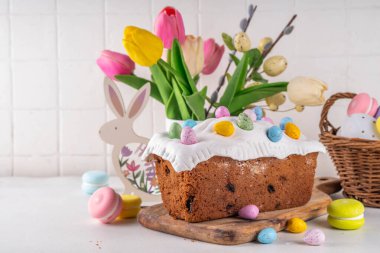 Paskalya pastası badem ezmesi desenli ve çikolatalı yumurta üstüne de bayram süslemeli masa, kopyalama alanı.