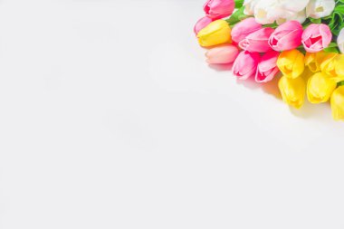 Paskalya Arkaplanı Lale Buketi, Beyaz masa arkaplanındaki Büyük Renkli Lale Çiçeği Buketi metin kopyası için üst görünüm alanı