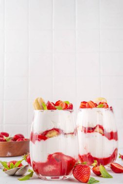 Yaz çilekli tiramisu tatlısı, yaz meyveli pasta cam kavanozlarda taze çilek, mascarpone ve savoyardi.