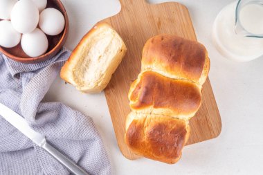 Japon ekmeği Shokupan, Hokkaido sütlü ekmek, ya da sadece pofuduk çörekler, mutfak masasında, kopyalama alanı