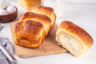 Japon ekmeği Shokupan, Hokkaido sütlü ekmek, ya da sadece pofuduk çörekler, mutfak masasında, kopyalama alanı