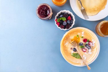 Geleneksel Maslenitsa yemekleri, Doğu Avrupa Slav ince krepleri, çeşitli tatlı soslar, malzemeler ve dolgular - bal, dut, reçel 