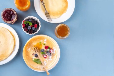Geleneksel Maslenitsa yemekleri, Doğu Avrupa Slav ince krepleri, çeşitli tatlı soslar, malzemeler ve dolgular - bal, dut, reçel 