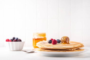 Geleneksel Maslenitsa yemekleri, Doğu Avrupa Slav ince krepleri, çeşitli tatlı soslar, malzemeler ve dolgular - bal, dut, reçel 