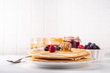 Geleneksel Maslenitsa yemekleri, Doğu Avrupa Slav ince krepleri, çeşitli tatlı soslar, malzemeler ve dolgular - bal, dut, reçel 