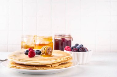 Geleneksel Maslenitsa yemekleri, Doğu Avrupa Slav ince krepleri, çeşitli tatlı soslar, malzemeler ve dolgular - bal, dut, reçel 