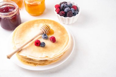 Geleneksel Maslenitsa yemekleri, Doğu Avrupa Slav ince krepleri, çeşitli tatlı soslar, malzemeler ve dolgular - bal, dut, reçel 