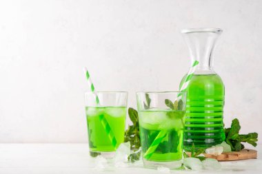 Orta Atık Limonata kokteyli, nane likörü limonata, Lübnan naneli limonata içeceği, mutfak masasında ezilmiş buz, kopyalama alanı.