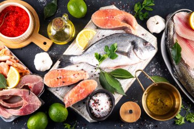 Çeşitli çiğ balıklar ve deniz ürünleri. Taze balık, karides, midye, havyar çeşitleri düzlük, balık satışı ve pazar şablonu, 