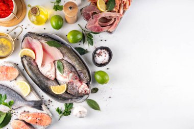 Çeşitli çiğ balıklar ve deniz ürünleri. Taze balık, karides, midye, havyar çeşitleri düzlük, balık satışı ve pazar şablonu, 