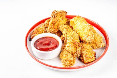 Lezzetli, taze pişmiş tavuk nugget ya da şeritli, altın mısır ekmekli, daha az yağda kızartılmış. Ev yapımı dengeli diyet fast food alternatifi