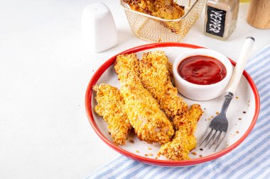 Lezzetli, taze pişmiş tavuk nugget ya da şeritli, altın mısır ekmekli, daha az yağda kızartılmış. Ev yapımı dengeli diyet fast food alternatifi