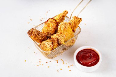 Lezzetli, taze pişmiş tavuk nugget ya da şeritli, altın mısır ekmekli, daha az yağda kızartılmış. Ev yapımı dengeli diyet fast food alternatifi