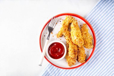 Lezzetli, taze pişmiş tavuk nugget ya da şeritli, altın mısır ekmekli, daha az yağda kızartılmış. Ev yapımı dengeli diyet fast food alternatifi