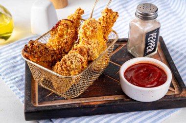 Lezzetli, taze pişmiş tavuk nugget ya da şeritli, altın mısır ekmekli, daha az yağda kızartılmış. Ev yapımı dengeli diyet fast food alternatifi