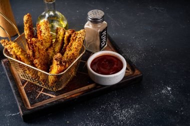 Lezzetli, taze pişmiş tavuk nugget ya da şeritli, altın mısır ekmekli, daha az yağda kızartılmış. Ev yapımı dengeli diyet fast food alternatifi